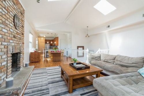 3708 Bosworth Ave, Chicago, IL 60613-3693