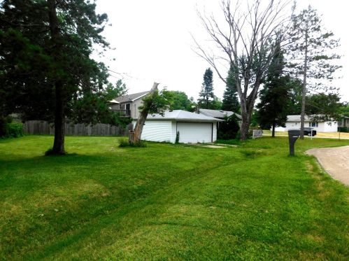 7817 Maplewood Dr, Bull Valley, IL 60097-9207