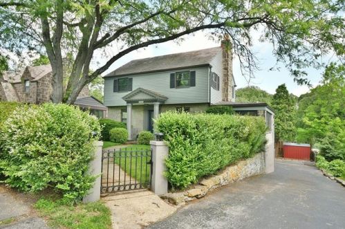 2327 Meadow Dr, Pittsburgh PA  15235-2740 exterior