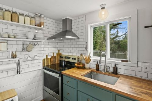 582 Massasoit Rd, Eastham MA 02642-1500 exterior