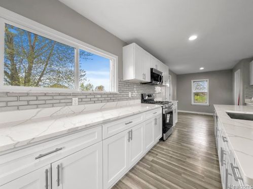 19433 22 Mile Rd, Macomb Township MI 48044-1706 exterior