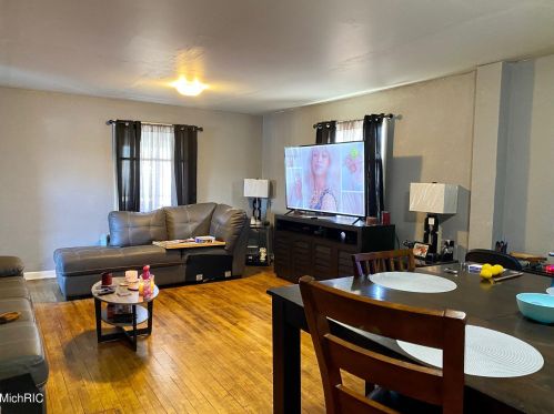 313 Larch Ave, Meskegon MI 49441-2417 exterior