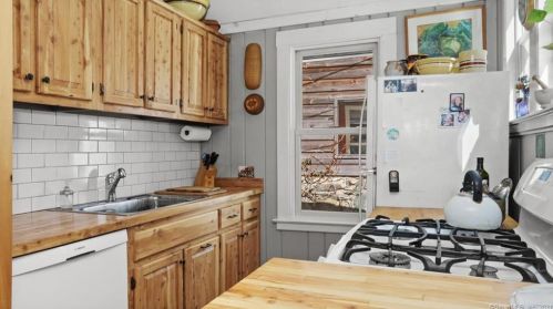 593 Roosevelt Dr, Seymour CT 06478-1739 exterior