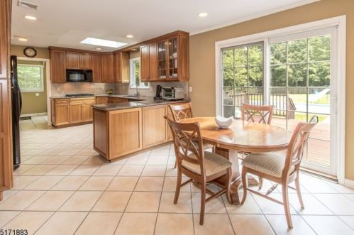 10 Marion Ln, Scotch Plains NJ 07076-2925 exterior