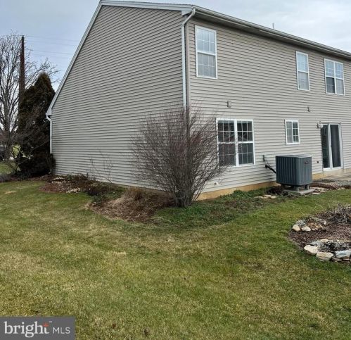 1557 Macintosh Way, Hummelstown PA  17036-8730 exterior