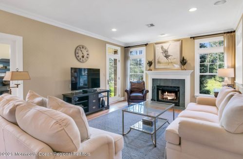 15 Sunny Ridge Dr, Red Bank, NJ 07704