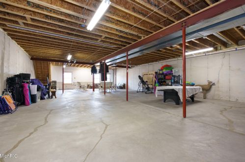 8242 E Ave, Kalamazoo MI 49048-9622 exterior