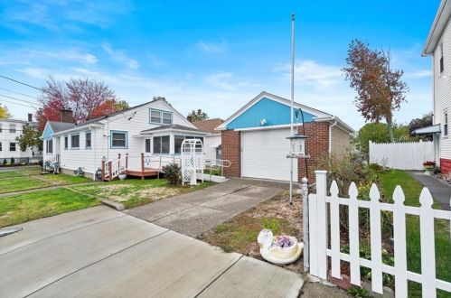 2 Brockton St, Providence, RI 02904-1517