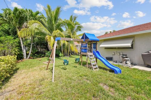 1330 27 Ave, Boynton Beach FL 33435-7529 exterior