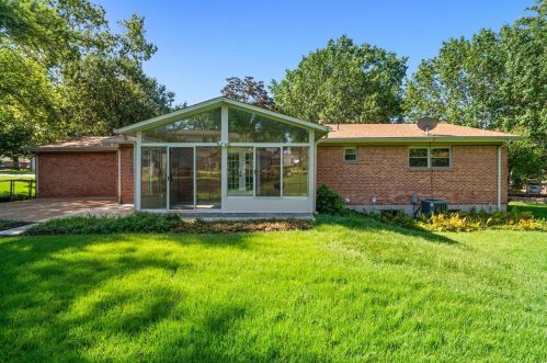 1049 Fernpark Dr, Saint Louis MO 63141-6132 exterior