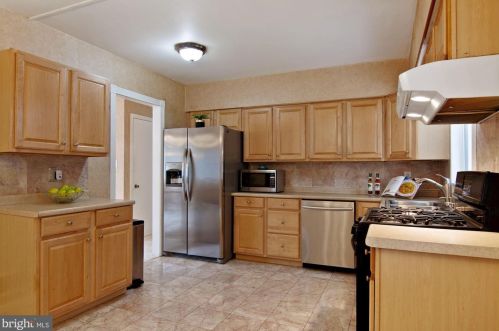 6662 Kings Hwy, Alexandria VA 22306-1506 exterior