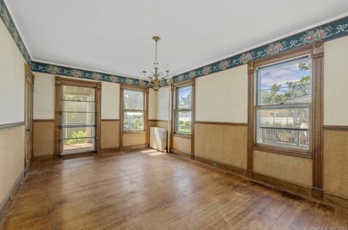 8 Un St, Milford CT 06460-4724 exterior