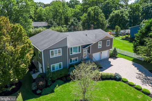 82 Deacon Dr, Trenton NJ  08619-1321 exterior