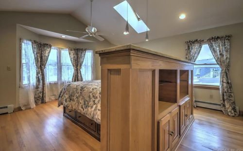 26 Chapel St, Milford CT 06460-7922 exterior