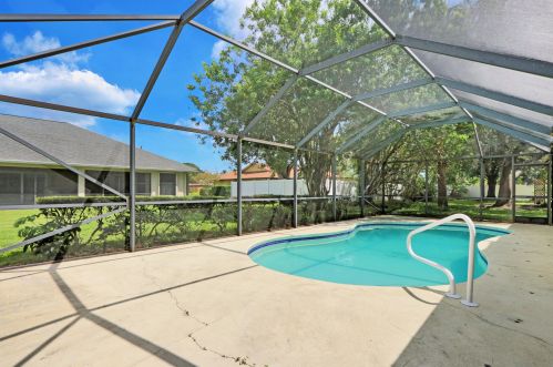 5709 Eagle Dr, Fort Pierce FL 34951-2322 exterior