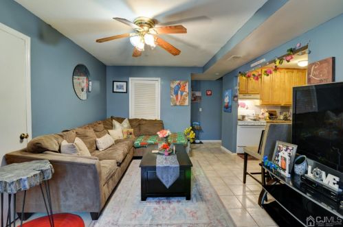 124 College Dr, Edison NJ 08817-5955 exterior