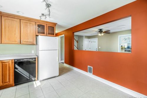 12 Monroe St, North Haven CT 06473-1813 exterior