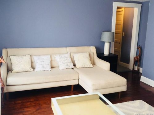 87 St, Windsor CT 06095-2408 exterior