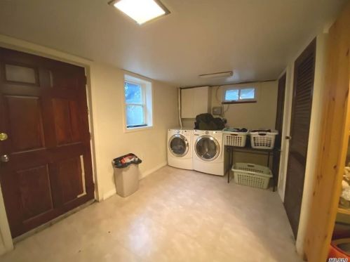 75 Mcculloch Dr, Huntington Station NY 11746-8303 exterior