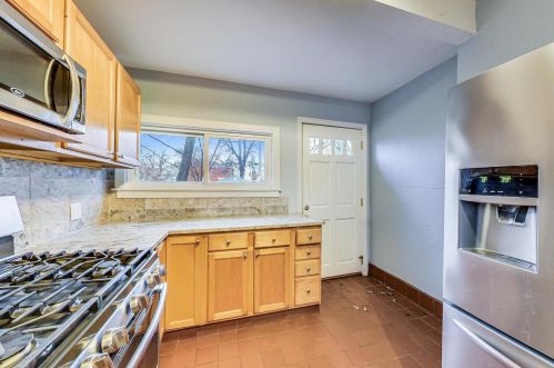 1832 Estes Ave, Chicago IL 60645-2904 exterior