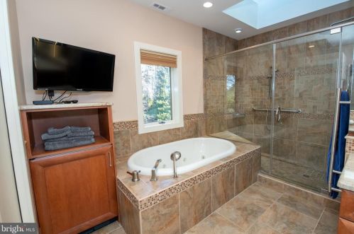 699 Longview Dr, Huntingdon Valley PA 19006-2219 exterior