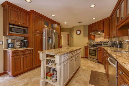 44 Hamlet Dr, Commack NY 11725-4438 exterior