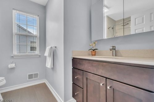 37 Heinrick Way, Bridgewater NJ 08807-5660 exterior