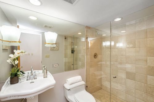 78 Elm St, Chicago IL  60611-1194 exterior