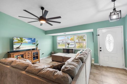 709 Dorchester St, Fort Pierce FL  34983-8762 exterior