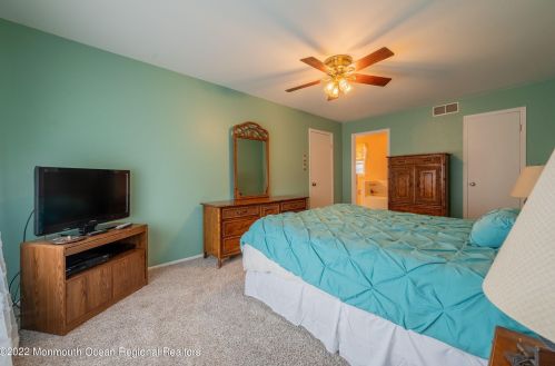 22 Plafsky Dr, Edison NJ 08817-2239 exterior