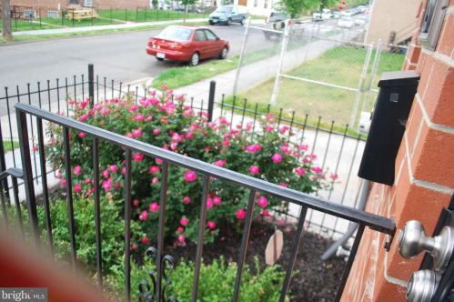 1129 Holbrook Ter, Washington DC  20002-2305 exterior
