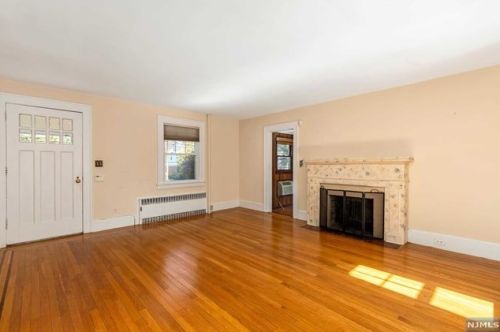 302 Englewood Ave, Teaneck NJ 07666-6039 exterior