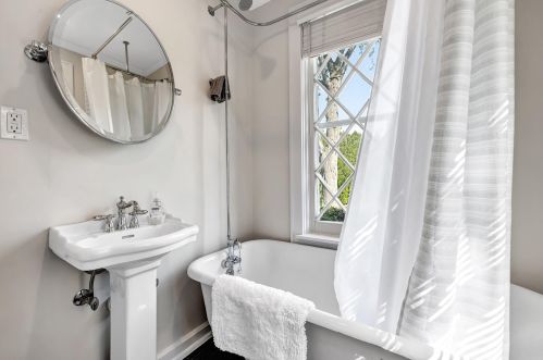 1469 Lilac Ln, Milwaukee WI  53217-2960 exterior