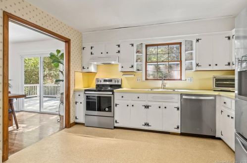 1 Hidden Lk Ct, Ridgefield CT 06877-2310 exterior