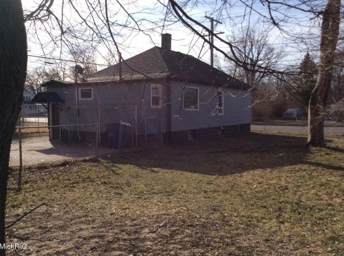210 Hackley Ave, Meskegon MI 49444-1060 exterior