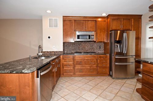 6649 High Valley Ln, Alexandria VA  22315-5063 exterior