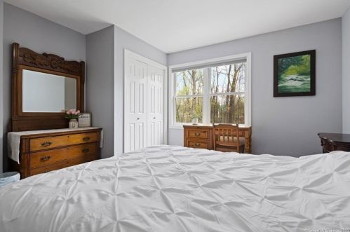 63 Foxcroft Rd, Enfield CT 06082-2430 exterior