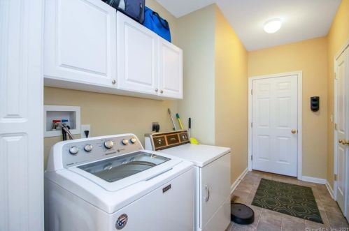 186 Country Club Dr, Seymour CT 06478-1196 exterior