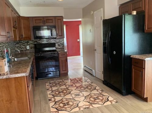 18 Cedar Ct, Middletown NY 10940-6940 exterior