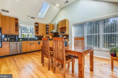 9104 Fls Chapel Way, Rockville MD 20854-2455 exterior