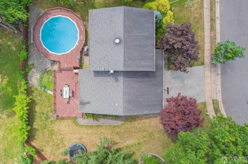 35 Sandalwood Dr, Edison NJ 08820-1249 exterior