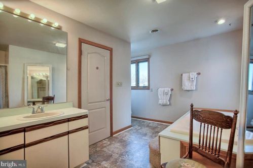 409 Dart Dr, Hanover PA 17331-1327 exterior