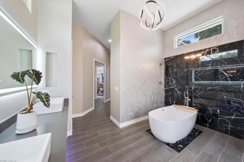 4055 1 Ave, Naples FL 34102-5905 exterior