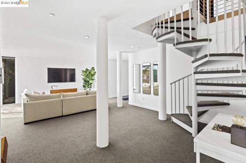 1560 Grand View Dr, Berkeley CA 94705-1637 exterior