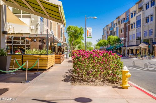 5450 Deer Valley Dr, Phoenix AZ 85054-8118 exterior