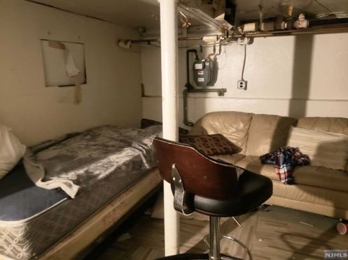 1290 Beaumont Ave, Teaneck NJ 07666-4901 exterior