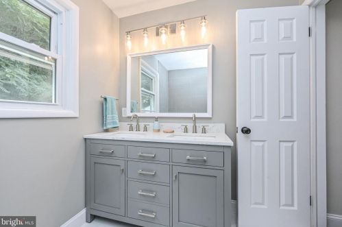 2002 Belle View Blvd, Alexandria VA 22307-1360 exterior