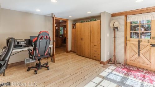 1300 Grandview Dr, Rochester MI 48306-4038 exterior