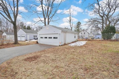 46 Glenwood St, Manchester CT  06040-6142 exterior