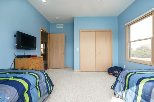 8242 E Ave, Kalamazoo MI 49048-9622 exterior